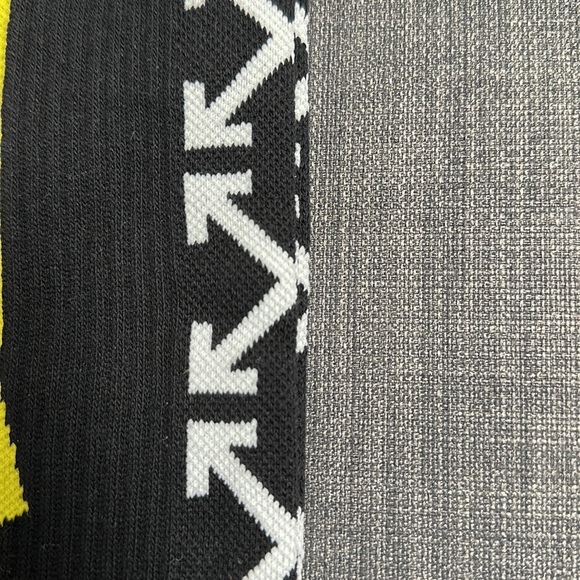 *NEW* OFF WHITE black + white arrow box logo + yellow caution tape hypeb… - Picture 3 of 5